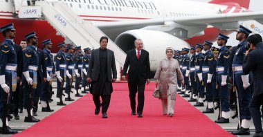 Pakistan's Prime Minister Imran Khan (L), President Recep Tayyip Erdoğan (C) and first lady Emine Erdoğan review a military honor guard during a welcome ceremony at the Nur Khan air base, in Rawalpindi, Pakistan, Feb. 13, 2020. (AP Photo)