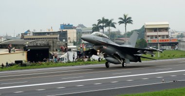 A ROCAF F16V fighter jet lands on a highway used as an emergency runway during the Han Kuang military exercise simulating China's People's Liberation Army (PLA) invading the island, Changhua, Taiwan May 28, 2019. (Reuters Photo)