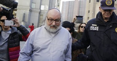 Convicted spy Jonathan Pollard leaves a federal courthouse in New York, U.S., Nov. 20, 2015. (AP File Photo)