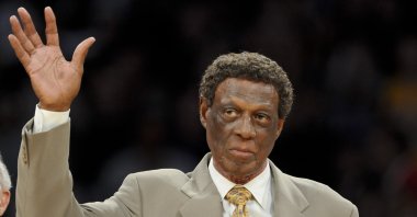 Elgin Baylor waves as he is honored along with other members of the 1974 Los Angeles Lakers Championship team, at half time of an NBA basketball game between the Houston Rockets and the Lakers in Los Angeles, U.S., April 6, 2012. (AP Photo)