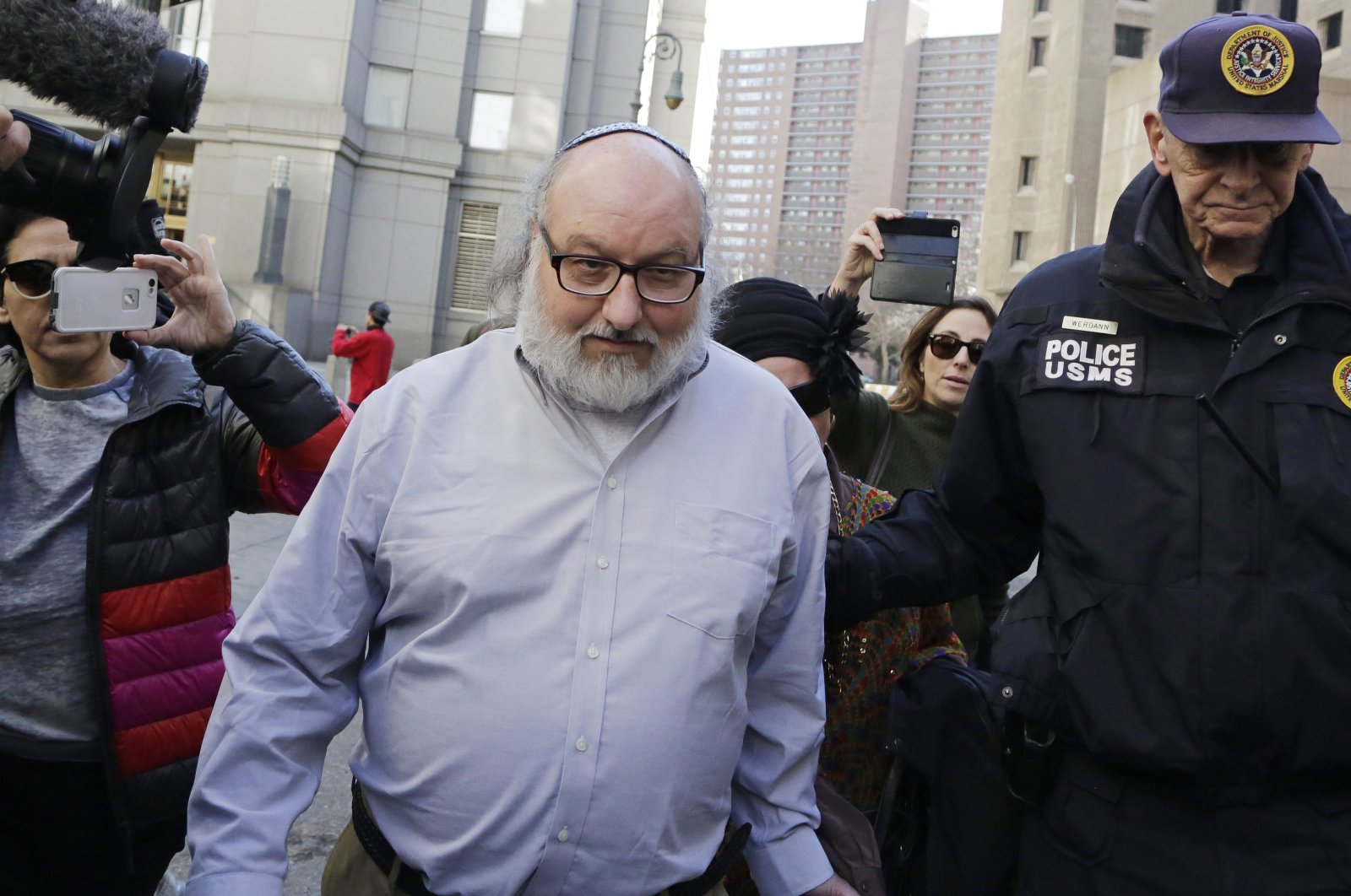 Convicted spy Jonathan Pollard leaves a federal courthouse in New York, U.S., Nov. 20, 2015. (AP File Photo)