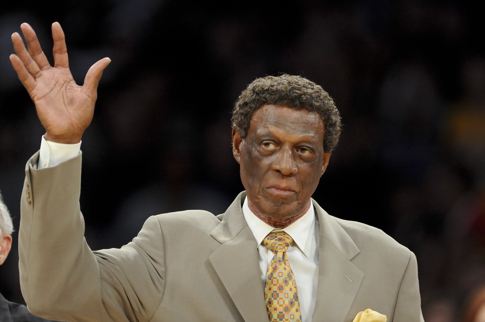 Elgin Baylor waves as he is honored along with other members of the 1974 Los Angeles Lakers Championship team, at half time of an NBA basketball game between the Houston Rockets and the Lakers in Los Angeles, U.S., April 6, 2012. (AP Photo)