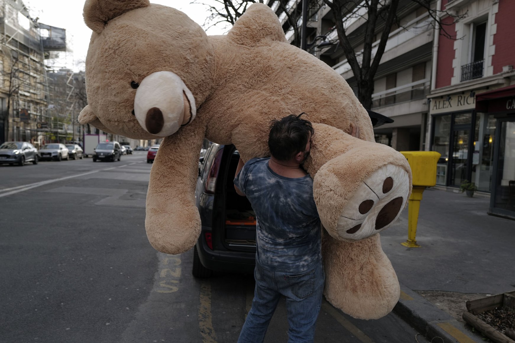 Teddy Bear father distributes plushies in Paris | Daily Sabah