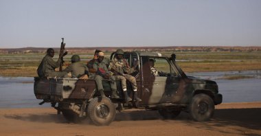 Malian soldiers patrol the banks of the Niger River in a military vehicle in Gao, Mali, Feb. 26, 2013. (Reuters Photo)