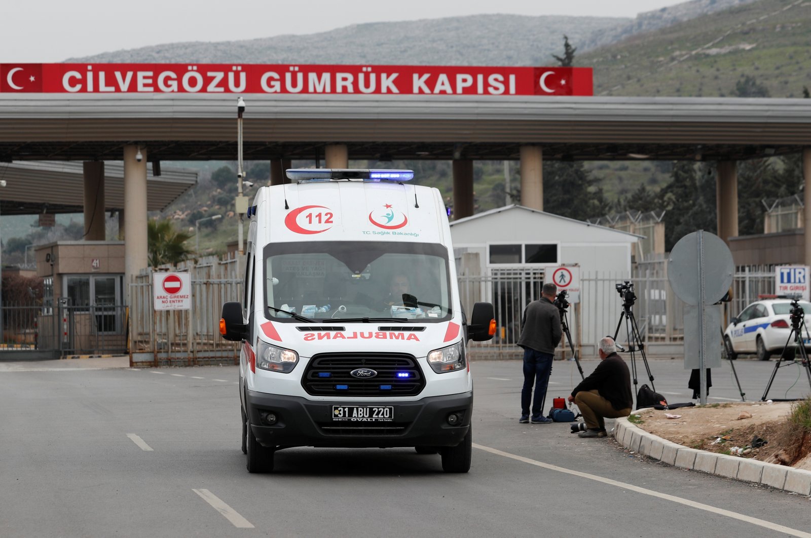 An ambulance returns from the Syrian site through the Cilvegözü border gate, located opposite the Syrian commercial crossing point Bab al-Hawa, in Reyhanlı, Hatay province, Turkey, February 28, 2020. (Reuters Photo)