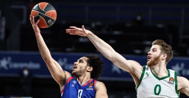 Anadolu Efes guard Shane Larkin (L) tries to score past Zalgiris guard Thomas Walkup in a THY EuroLeague match, Istanbul, Turkey, March 12, 2021. (AA Photo)