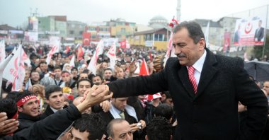 Muhsin Yazıcıoğlu greets his supporters at a rally, three days before his death, in Istanbul, Turkey, Mar. 22, 2009. (AA PHOTO)