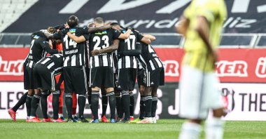 Beşiktaş players gather during the Turkish Süper Lig Week 31 match against city rival Fenerbahçe at the Vodafone Stadium in Istanbul, Turkey, March 21, 2021. (AA Photo)