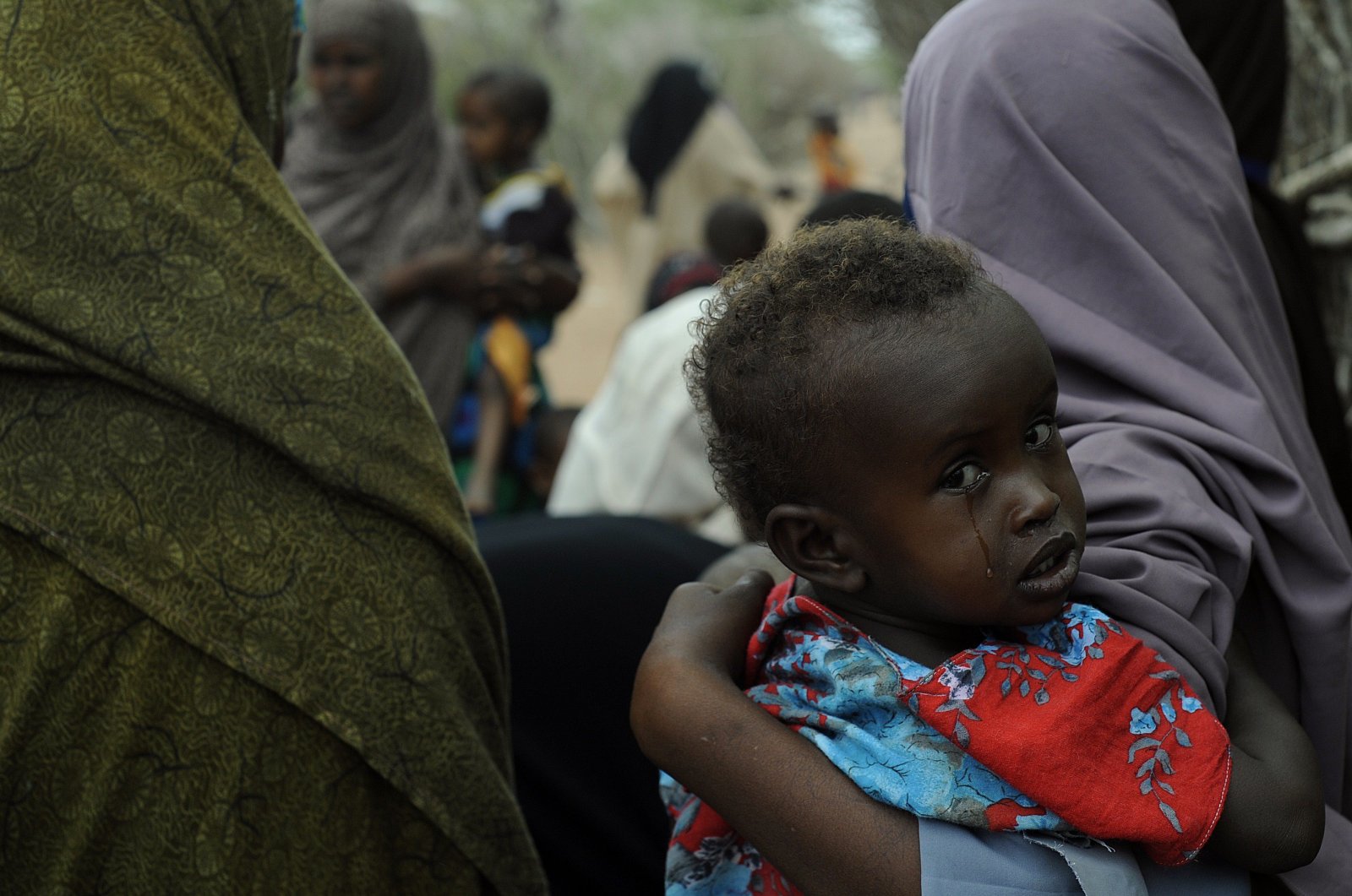 A young Somali refugee waits with her mother to be vaccinated at a pediatric vaccination center at the Hagadere refugee site within the Dadaab refugee complex in northeast Kenya, Aug. 1, 2011. (AFP Photo)