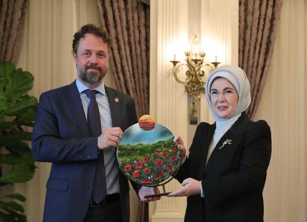 First lady Emine Erdoğan (R) receives an award from UNDP representative Claudio Tomasi, in the capital Ankara, Turkey, March 25, 2021. (Courtesy of the Presidency)