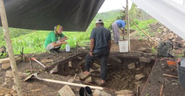Archeologist Amy Thompson speaks with members of the local community who worked with the team of researchers during excavations at the ancient Maya site of Uxbenka, Belize in April 2012.  (Handout via REUTERS)