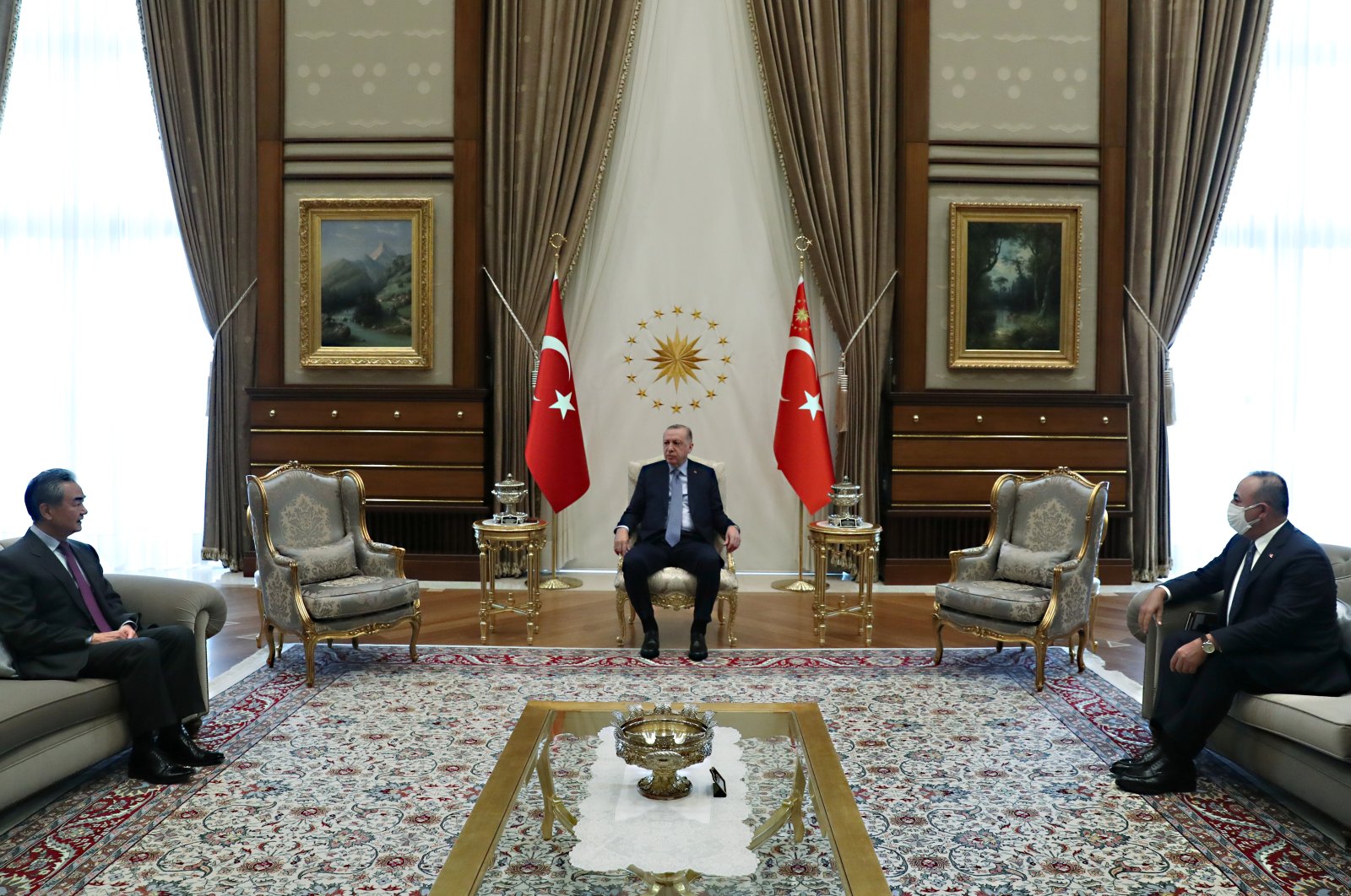 Chinese State Councilor and Foreign Minister Wang Yi (L), Turkish President Recep Tayyip Erdoğan (C) and Foreign Minister Mevlüt Çavuşoğlu meet at the Presidential Palace, Ankara, Turkey, March 25, 2021. (REUTERS)
