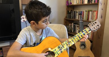 Atlas Çoğulu plays his Lego Microtonal Guitar.