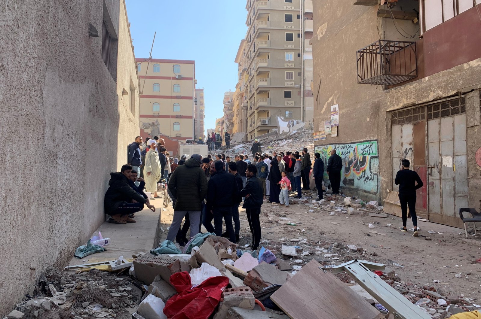 People inspect the area where a building collapsed in Cairo, Egypt, March 27, 2021. (Reuters Photo)