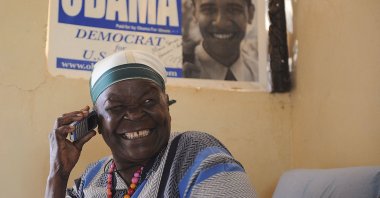Mama Sarah Obama, grandmother of former U.S. President Barack Obama, shows a relative some old newspaper photos of her grandson, soon after he gave an acceptance speech at the Democratic National Convention in Denver, in Nairobi, Kenya, Aug. 29, 2008. (AFP Photo)
