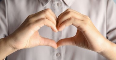 Sign language interpreters will accompany hearing-impaired individuals to public sector agencies, banks and notaries. (Shutterstock Photo)