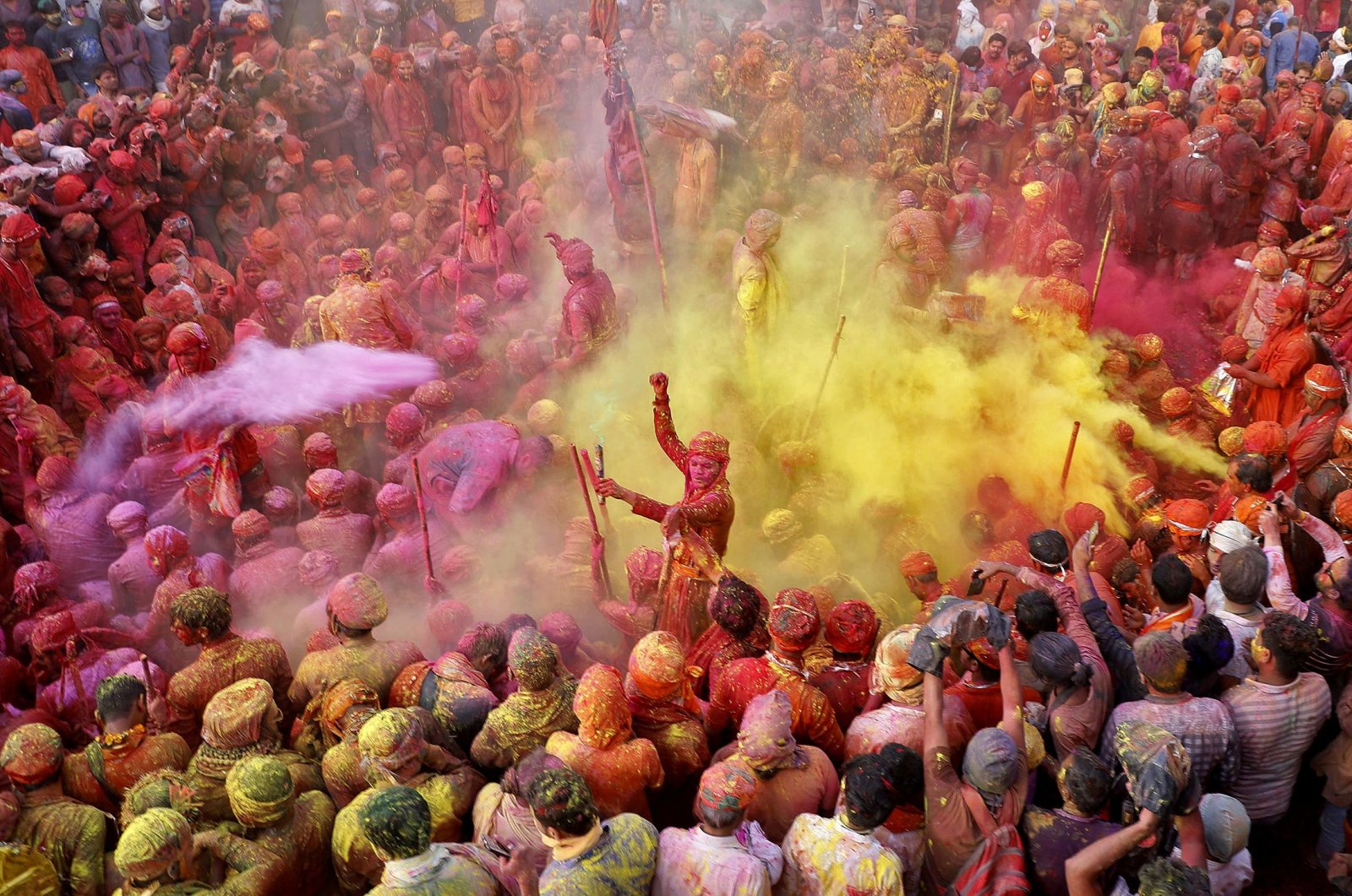 Indians gather for Holi celebrations as COVID-19 cases surge | Daily Sabah