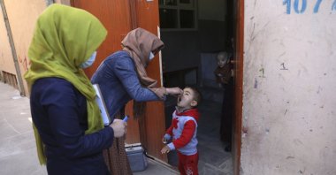 Health workers administer a polio vaccine to a child during a door-to-door polio vaccination campaign in the city of Kabul, Afghanistan, March 30, 2021. (AP Photo)