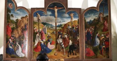 A visitor wears virtual glasses during a visit at St Bavo's Cathedral where Flemish painter Jan Van Eyck's 15th century masterpiece "Ghent Altarpiece" is displayed in Ghent, Belgium, March 26, 2021. (Reuters Photo)