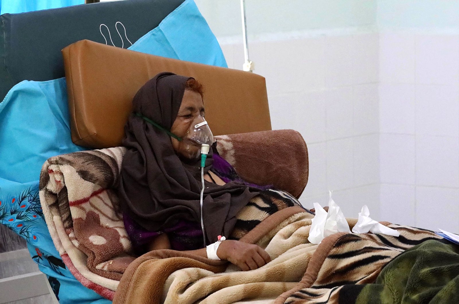 A woman is pictured in a hospital ward hosting COVID-19 patients in Taez, Yemen, March 30, 2021. (AFP Photo)