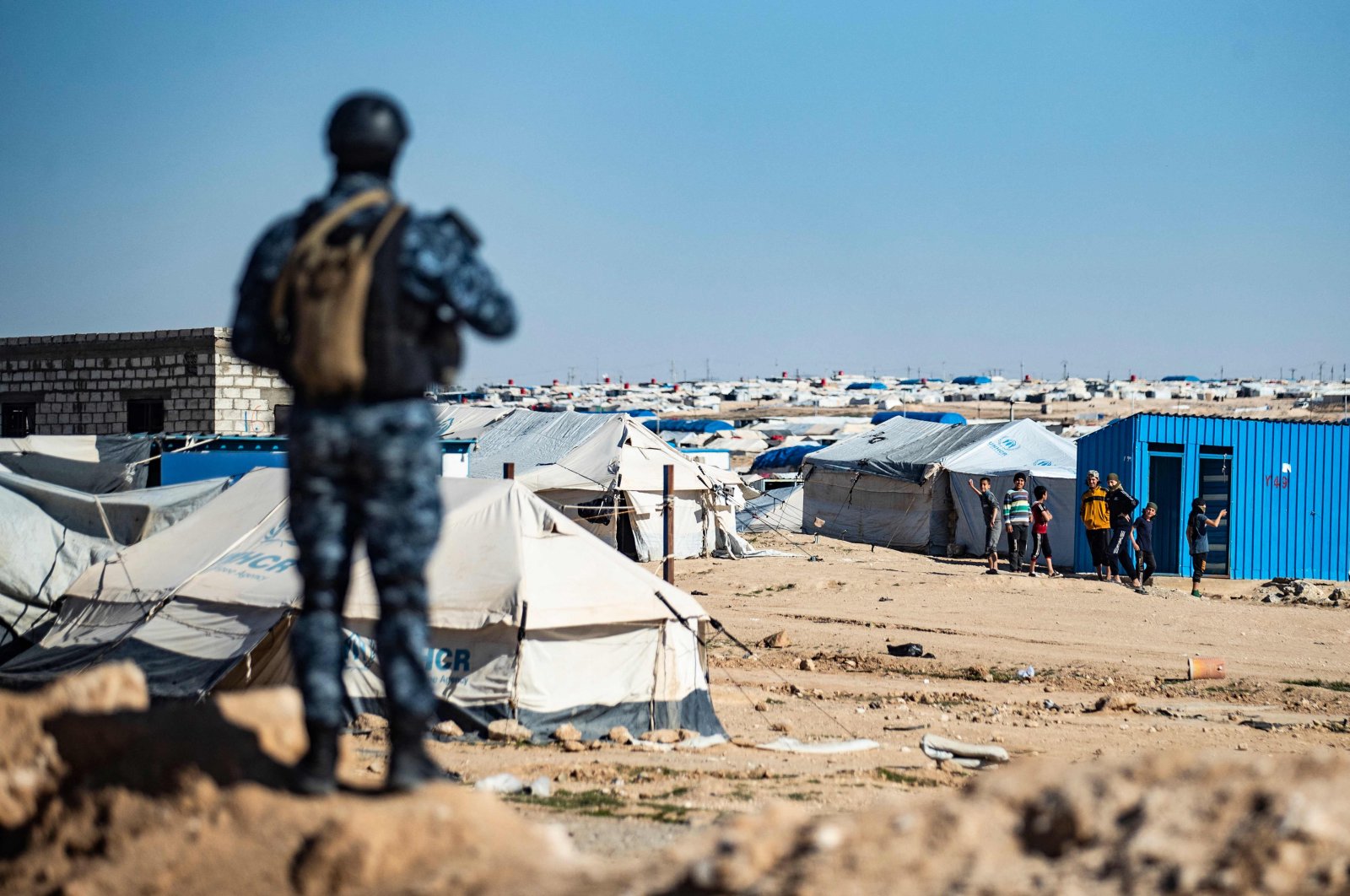 Special forces of the Syrian Democratic Forces keep watch in the vicinity of the al-Hol camp, the larger of two Kurdish-run displacement camps for relatives of Daesh members in Syria's northeast, March 30, 2021. (Photo by Delil Souleiman via AFP)
