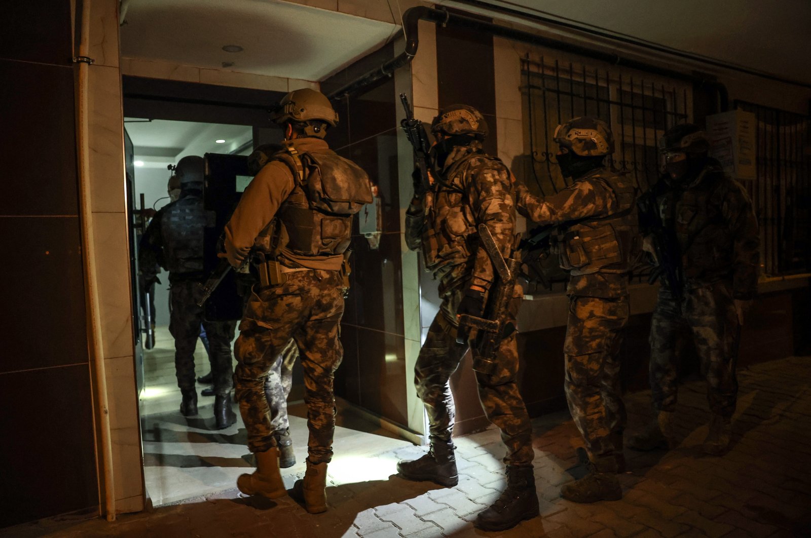 Security forces are seen during a simultaneous operation against Daesh in 10 districts of Istanbul, Turkey, March 24, 2021. (AA Photo)