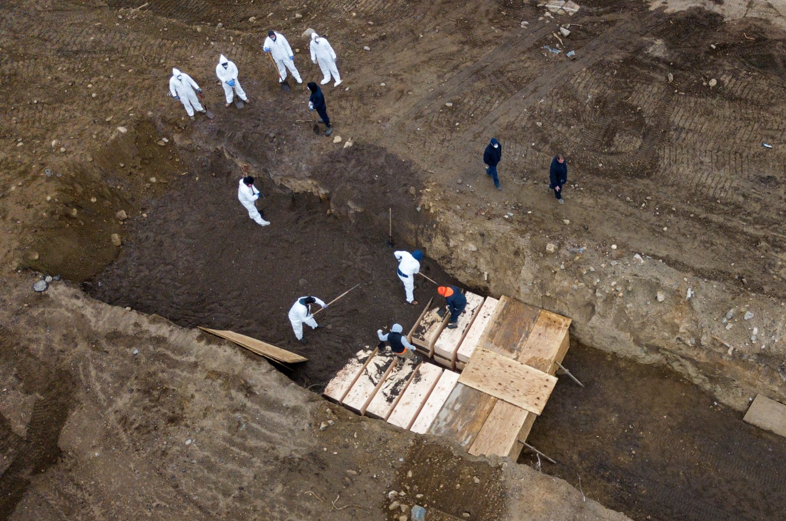 Bodies being buried on New York's Hart Island amid the COVID19 outbreak in New York City, U.S., April 9, 2020. (Reuters Photo)