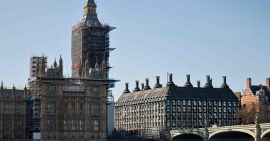 Kayakers pass the Palace of Westminster, home to the Houses of Parliament on the River Thames as England's third COVID-19 lockdown restrictions ease, London, U.K., March 29, 2021. (AFP Photo)