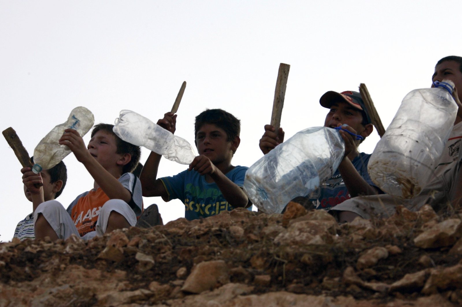 Lebanese boys cheer during a soccer training session organized by Italian United Nations Interim Force in Lebanon (UNIFIL) soldiers for the children of Zib'in village in south Lebanon, Aug. 24, 2007. (Reuters Photo)