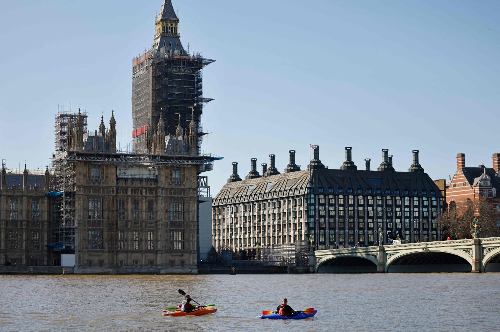 Kayakers pass the Palace of Westminster, home to the Houses of Parliament on the River Thames as England's third COVID-19 lockdown restrictions ease, London, U.K., March 29, 2021. (AFP Photo)