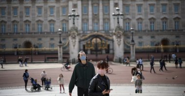 People visit Buckingham Palace, amid the coronavirus outbreak, in London, Britain, April 1, 2021. (Reuters Photo)