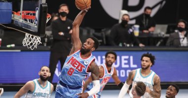 Brooklyn Nets forward Jeff Green (C) goes in for a slam dunk in the first quarter against the Charlotte Hornets at Barclays Center, Brooklyn, New York, U.S., Apr 1, 2021. (Reuters Photo)
