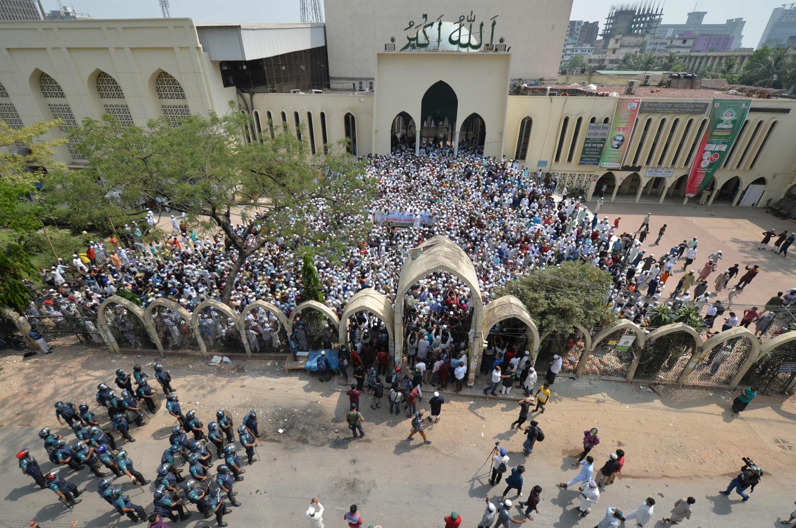 Police personnel stand outside the National Mosque as activists of the Hefazat-e Islam protest outside, Dhaka, Bangladesh, April 2, 2021. (AFP Photo)