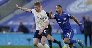 Manchester City's Kevin De Bruyne (L) in action against Leicester's Youri Tielemans (R) during a Premier League match in Leicester, Britain, April 3, 2021. (EPA Photo)