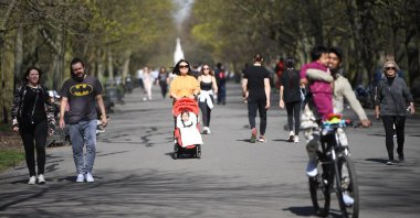 People enjoy the sunshine in Regents Park in London, Britain, March 30, 2021. (EPA-EFE Photo)