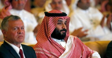 Saudi Crown Prince, Mohammed bin Salman (R) and Jordan's King Abdullah II, applaud at the Future Investment Initiative conference, in Riyadh, Saudi Arabia, Oct. 23, 2018. (AP File Photo)