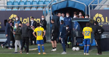 Valencia players leave the pitch after teammate French defender Mouctar Diakhaby allegedly received a racist comment by Cadiz's defender Juan Cala during their Spanish LaLiga soccer match between Cadiz CF and Valencia CF at Ramon de Carranza stadium in Cadiz, Andalusia, Spain, April 4, 2021. (EPA Photo)