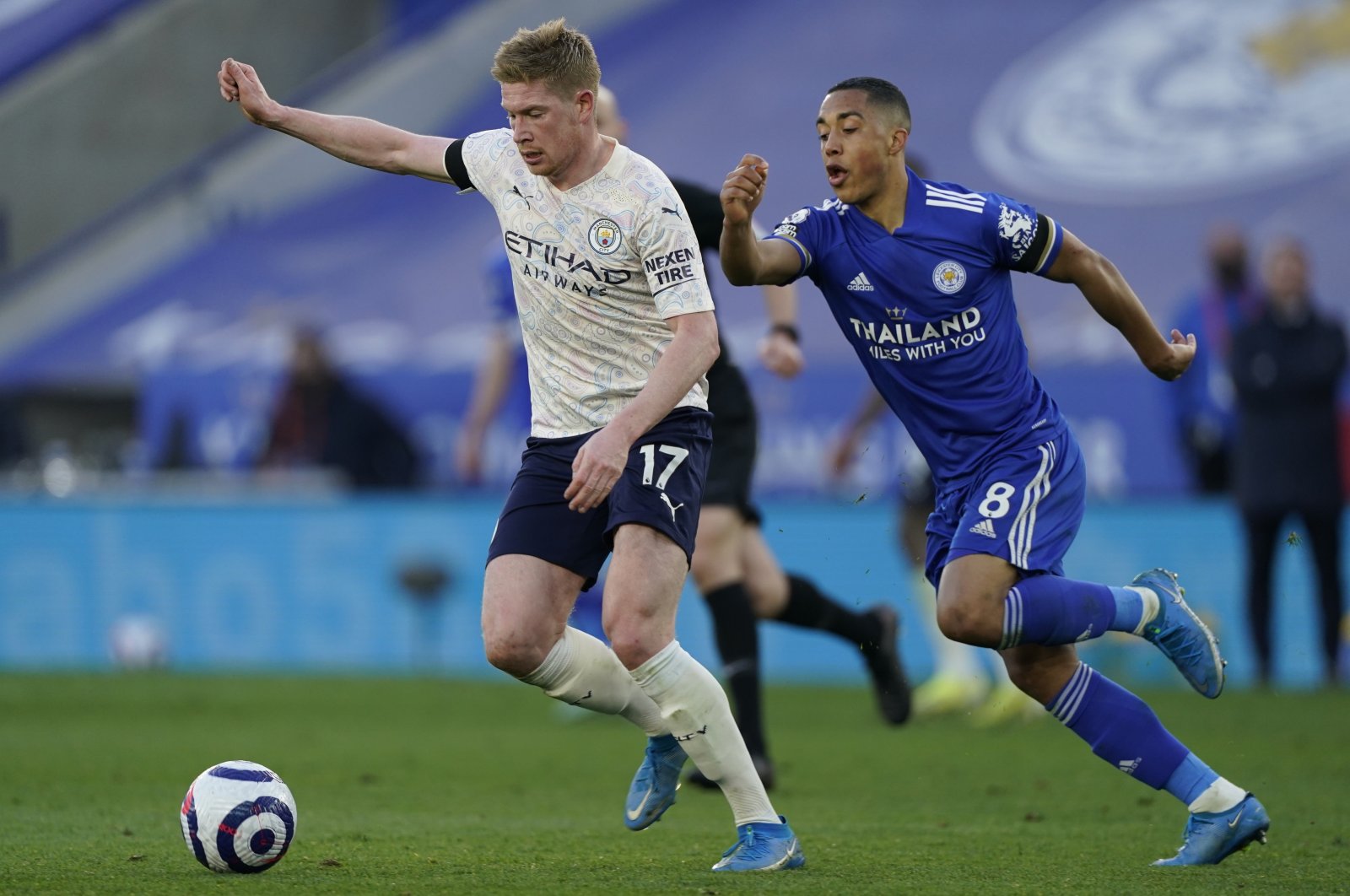 Manchester City's Kevin De Bruyne (L) in action against Leicester's Youri Tielemans (R) during a Premier League match in Leicester, Britain, April 3, 2021. (EPA Photo)