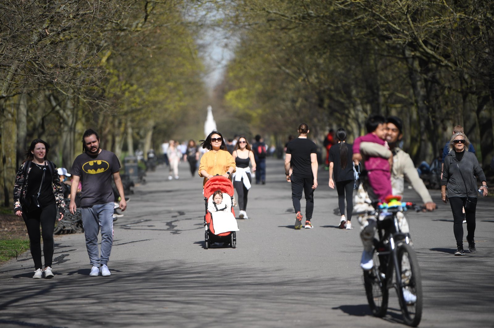 People enjoy the sunshine in Regents Park in London, Britain, March 30, 2021. (EPA-EFE Photo)