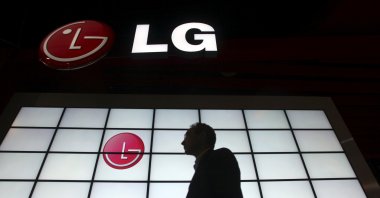 A show attendee passes by the LG Electronics booth during the 2009 International Consumer Electronics Show (CES) in Las Vegas, Nevada, U.S., Jan. 9, 2009. (Reuters Photo)