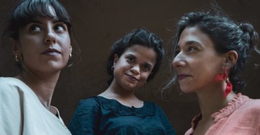 SAVT comprises of Merve Salgar (L) on tanbur, Elif Canfeza Gündüz (C) on classical kemençe and Zeynep Ayşe Hatipoğlu on violoncello. (Courtesy of SAVT)