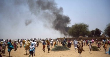 Villagers run away with their belongings from a fire in Kuma Garadayat, a village located in North Darfur, Sudan, May 19, 2011. (Reuters Photo)