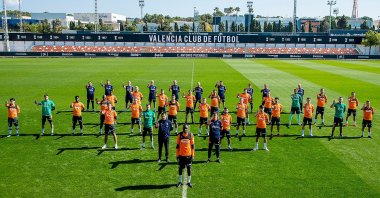 A handout picture released by the Valencia football club shows players and staff showing their support to Valencia's French defender Mouctar Diakhaby (C) as they protest against racism during a training session in Valencia, Spain, April 5, 2021. (VALENCIA CF / AFP Photo)