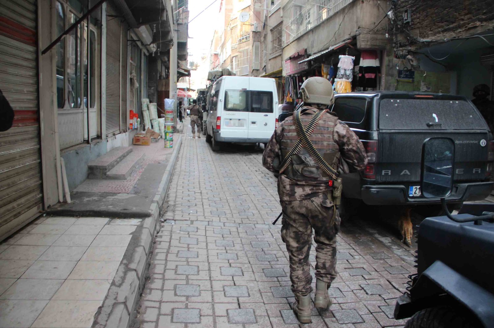 A counterterrorism police officer takes part in an anti-terror operation in Turkey's Diyarbakır province in this undated file photo. (AA File Photo)