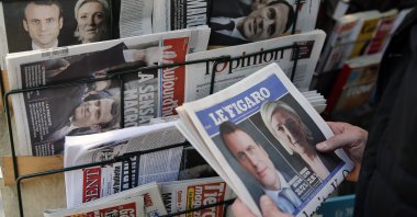 A man looks at the front page of the French newspaper "Le Figaro" in Paris, France, April 24, 2017. (Getty Images)