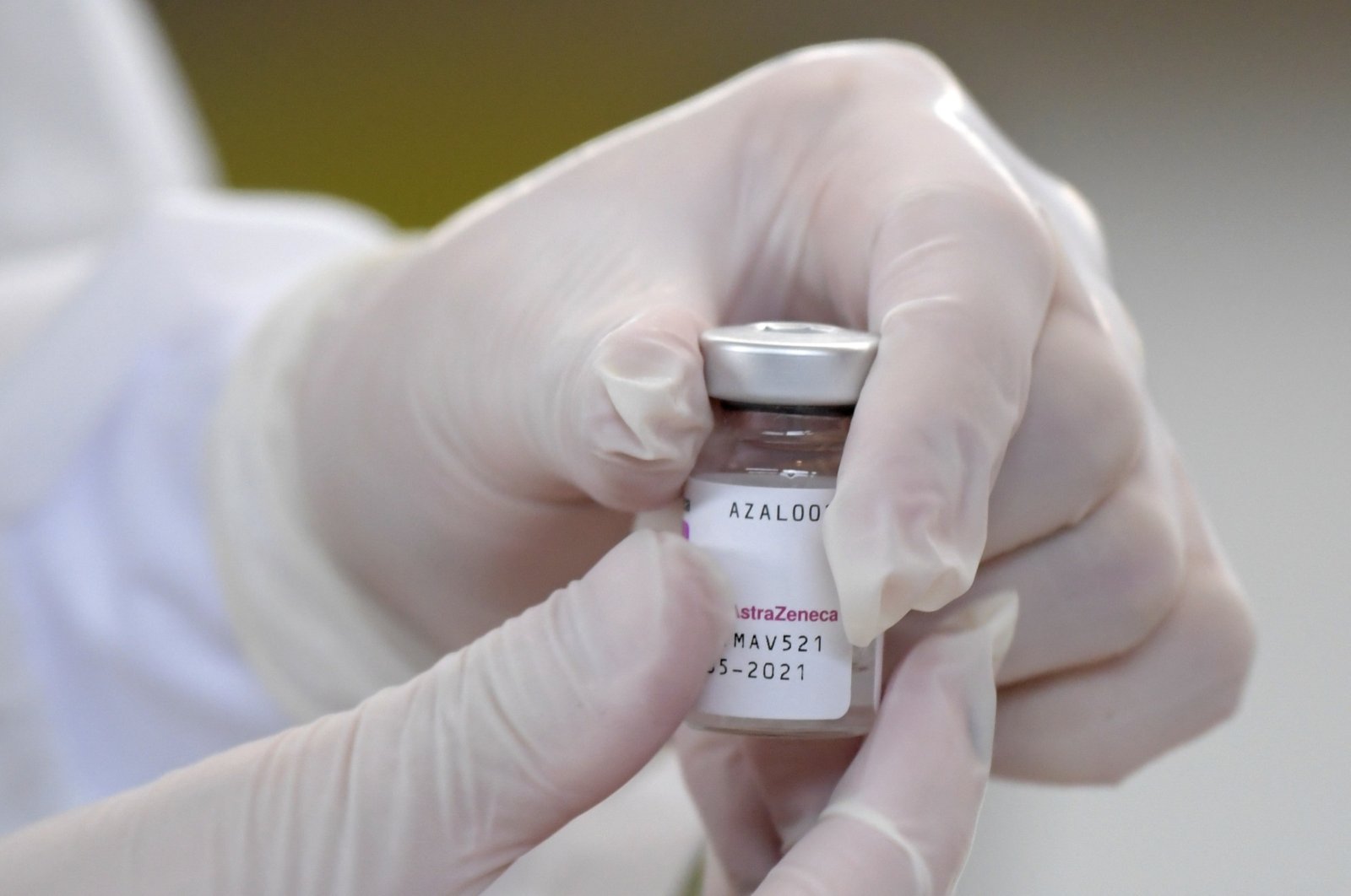 A health worker holds a vial of the Oxford/AstraZeneca vaccine against COVID-19, in Bogota, Colombia, April 5, 2021. (AFP Photo)