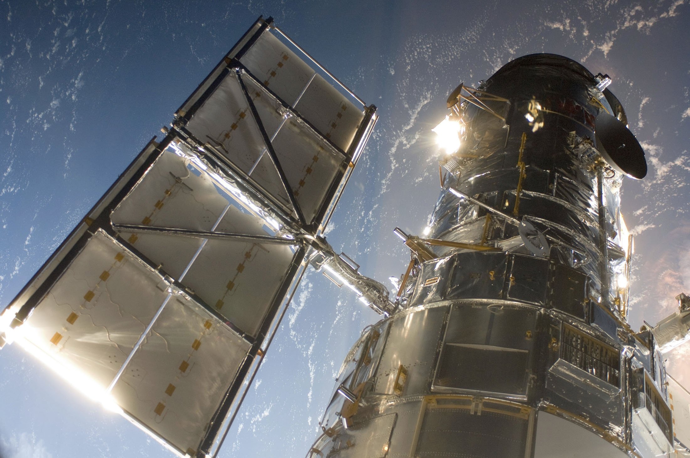 Dieses Foto vom 13. Mai 2009 zeigt das Hubble-Weltraumteleskop des Raumfahrzeugs Atlantis, das die Erde umkreist.  (NASA über AP)