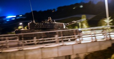 A tank drives past during a coup attempt by the Gülenist Terror Group (FETÖ) at the entrance of the Bosporus Bridge, later renamed July 15 Martyrs’ Bridge, Istanbul, Turkey, July 16, 2016. (AFP Photo)