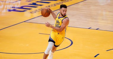 Golden State Warriors guard Stephen Curry dribbles the ball during an NBA game against the Milwaukee Bucks, at the Chase Center, San Francisco, California, U.S., April 6, 2021. (Reuters Photo)