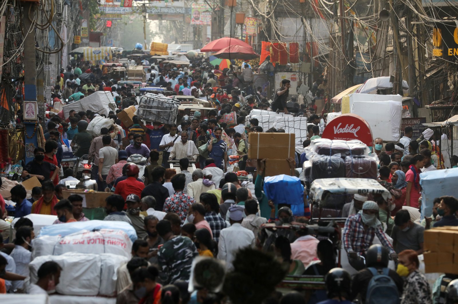 People walk at a crowded market amidst the spread of the coronavirus, in the old quarters of Delhi, India, April 6, 2021. (Reuters Photo)